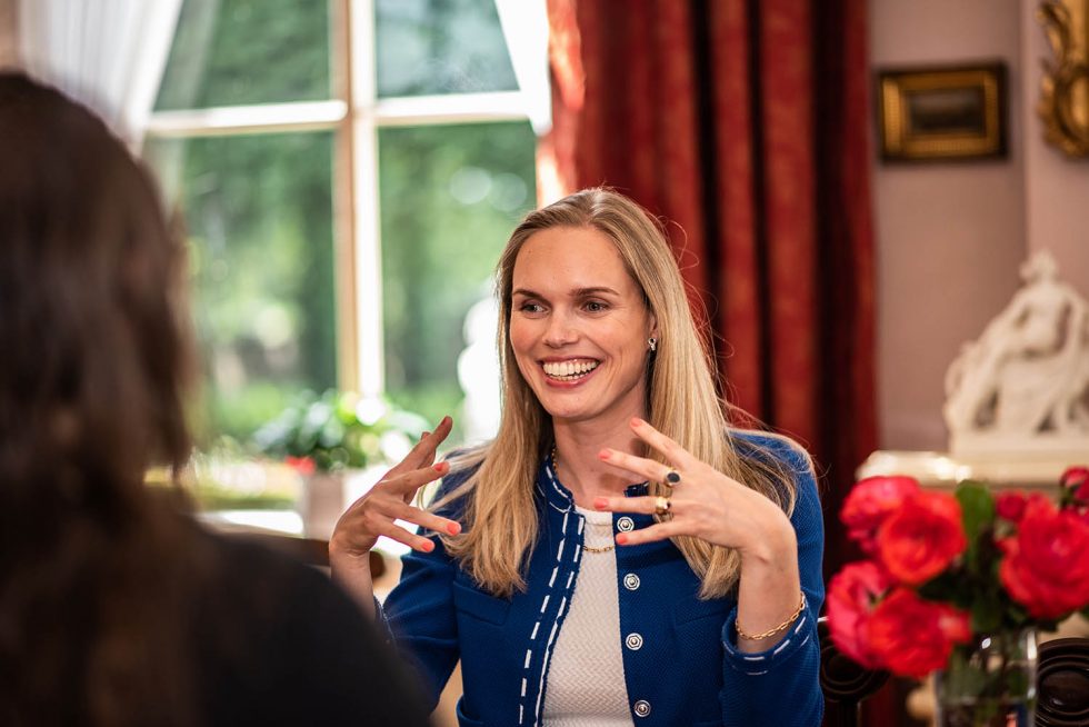 Tjarda staat met haar jas aan in het bos.