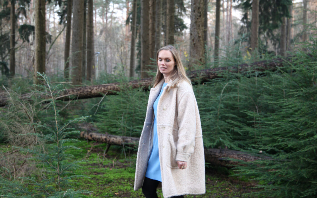 Tjarda Struik staat in het bos